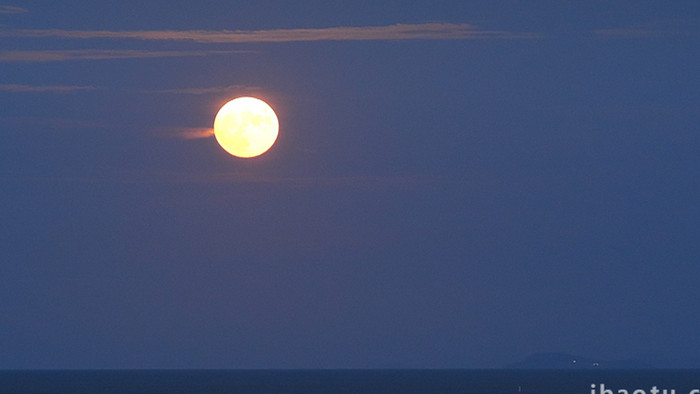延时摄影十五的月亮在海上升起