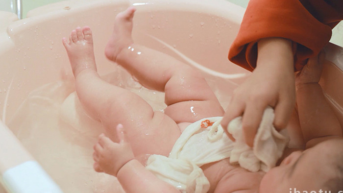 人物形象母亲给婴儿洗澡4K