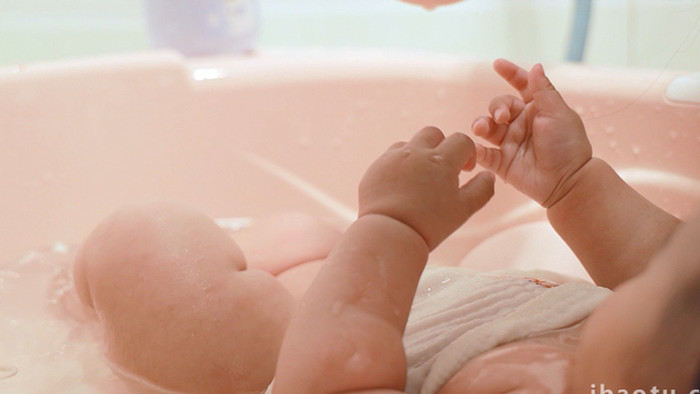 人物形象婴儿洗澡盆洗澡玩耍4K