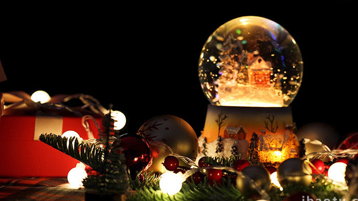 平安夜圣诞节日旋转的水晶球4k