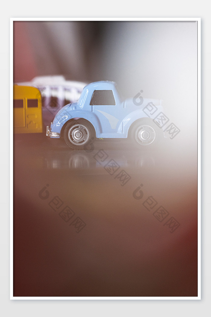 一辆蓝色小汽车玩具特写