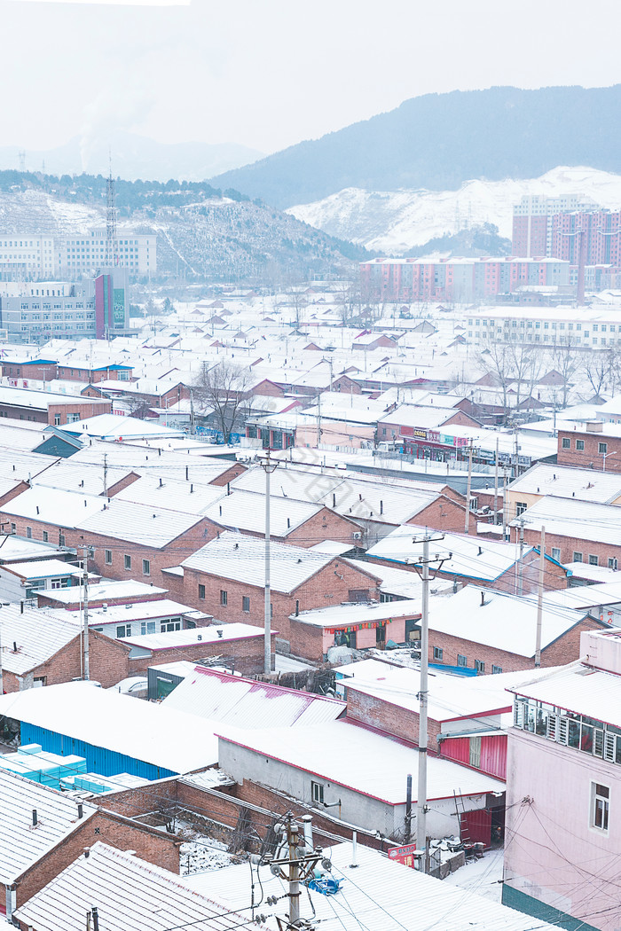 冬天小雪过后的平房民房图片