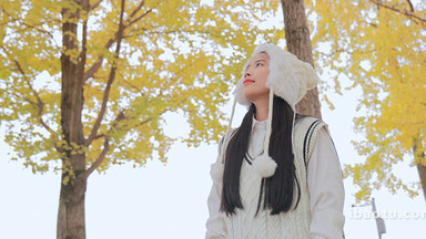 唯美汉服美女行走在银杏树中实拍