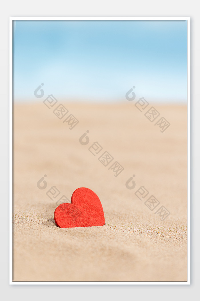 沙滩上的一颗红心创意情人节图片图片