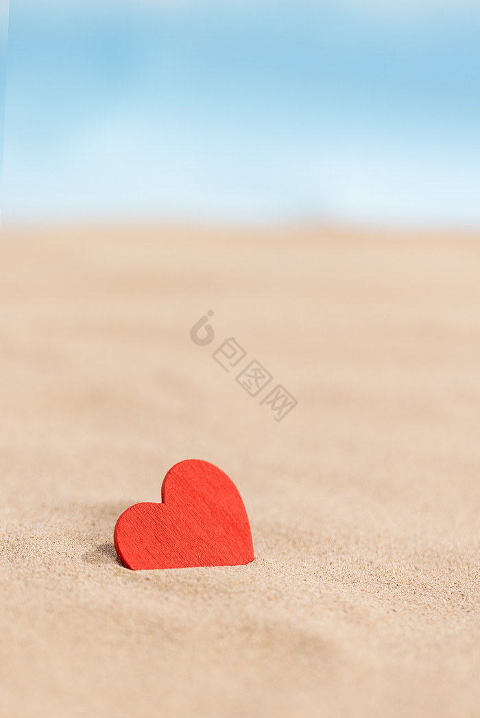 沙滩上的一颗红心创意情人节图片