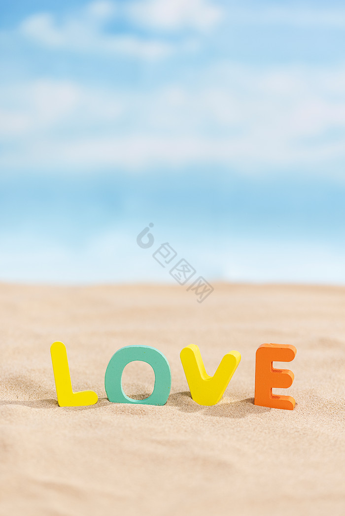 沙滩英文love创意情人节图片