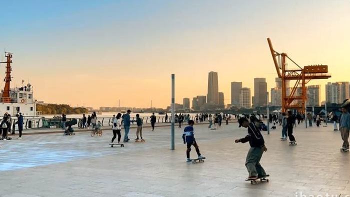 唯美黄昏周末上海公园游玩滑板
