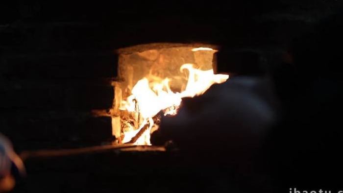 冬天手在火炉前取暖实拍4k