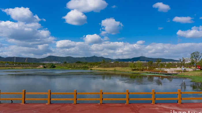 夏季公园湖泊蓝天白云延时实拍