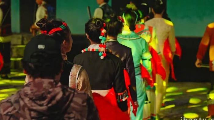 云南少数民族载歌载舞节日氛围