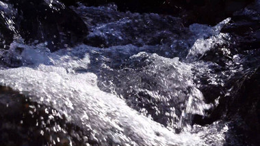 自然溪水河流水花四溅流水空境实拍