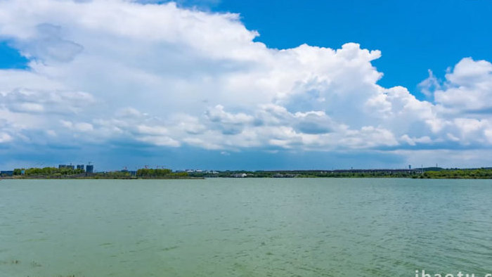大型湿地湖泊夏季蓝天白云延时