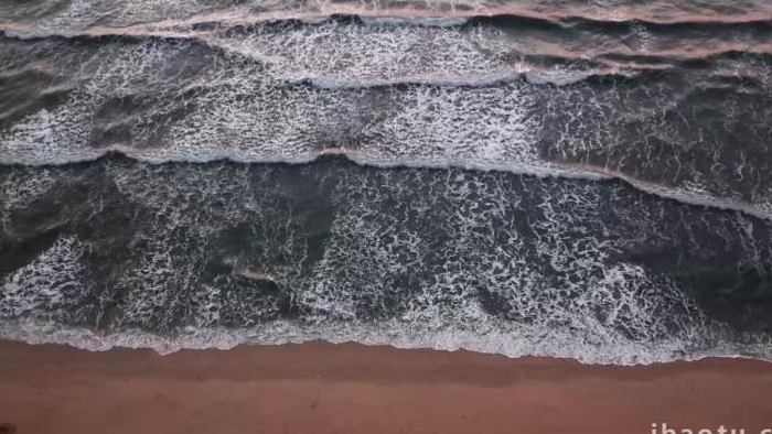 清晨黄昏下的海水浪花实拍4k