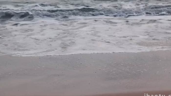 海浪冲刷海滩浪花实拍4k