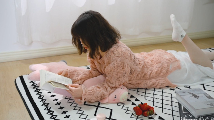 唯美清新女孩地毯上看书实拍视频