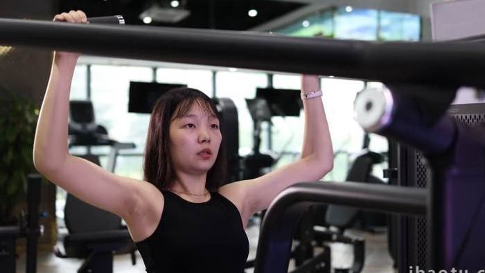 女人在健身房做运动实拍4k