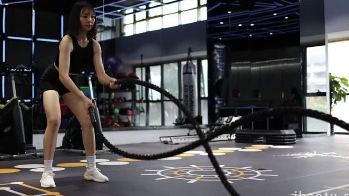 健身房做力量训练的女生视频4k