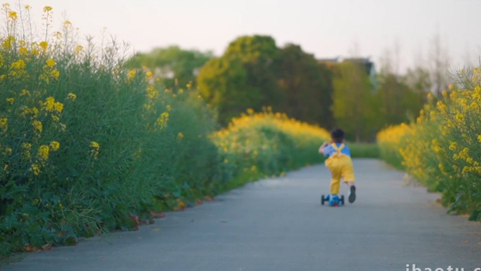 春天儿童户外玩轮滑车实拍视频
