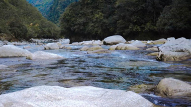 怒江峡谷间的山涧流水河流实拍