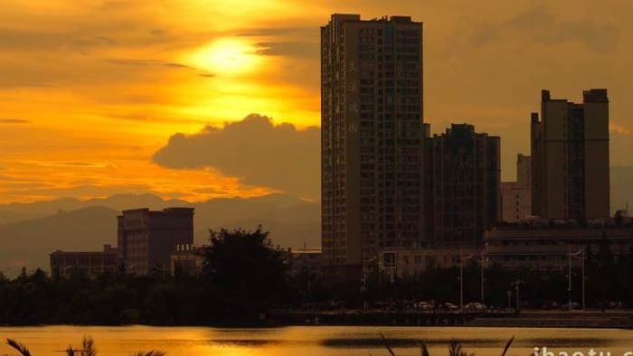 夕阳下的水边城市一角4K实拍
