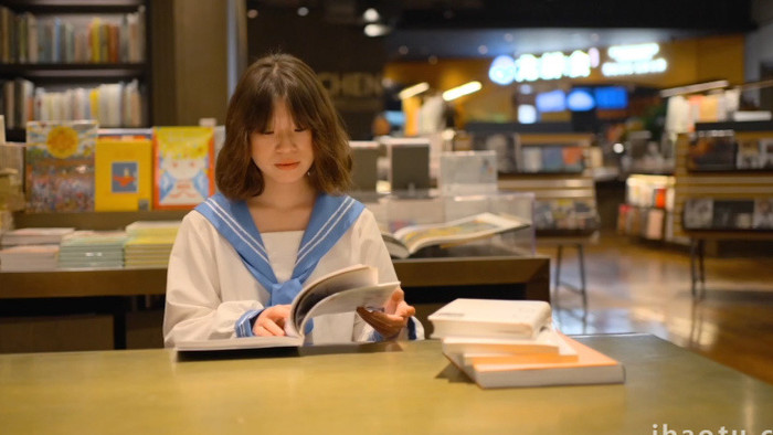 女孩在图书馆内学习阅读实拍视频