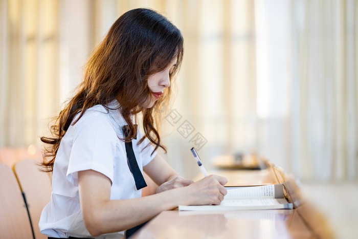 正在教室自习学习看书的学生图片