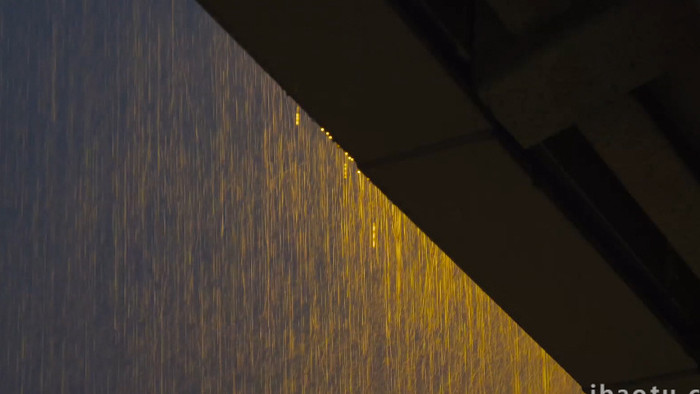 梅雨季节下雨路灯雨丝4K实拍