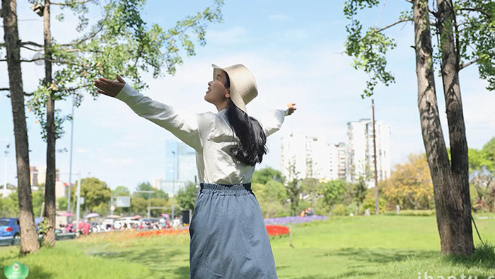 森系初夏唯美女孩森林行走脚步