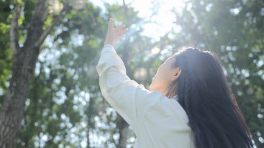 人像女孩触摸阳光唯美实拍