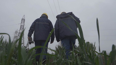 电力员工雨后踏着泥泞巡线实拍视频