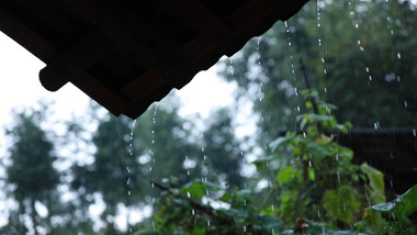 写意屋檐雨水实拍4k