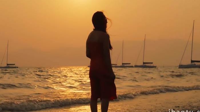 夕阳下漫步海边的女孩唯美实拍
