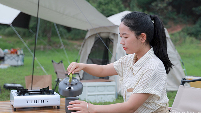 森系户外露营女孩泡茶喝茶实拍