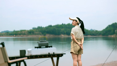 户外露营女孩湖边放松心情景实拍