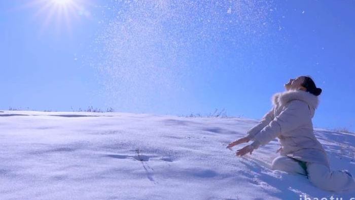 冬季雪地中的女孩雪雪景4K实拍