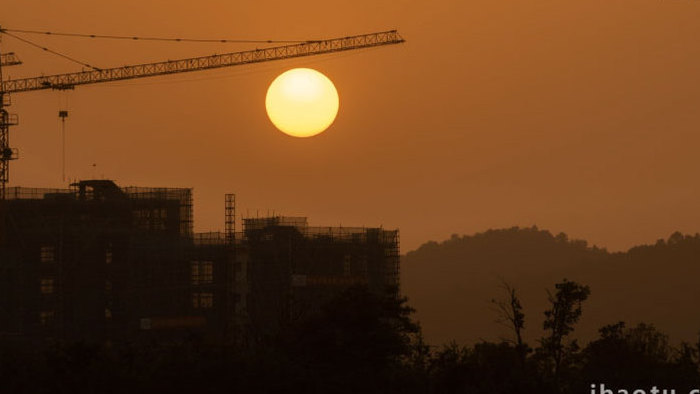 太阳从建筑工地落下延时实拍