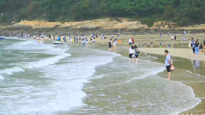 海边沙滩旅游度假海浪4K实拍