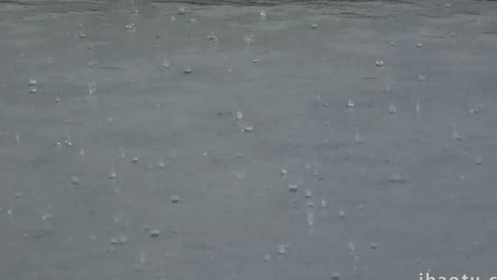 强降雨地面雨滴水流实拍4k