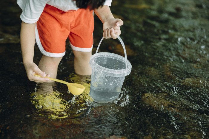 夏天在小溪玩水的孩子图片