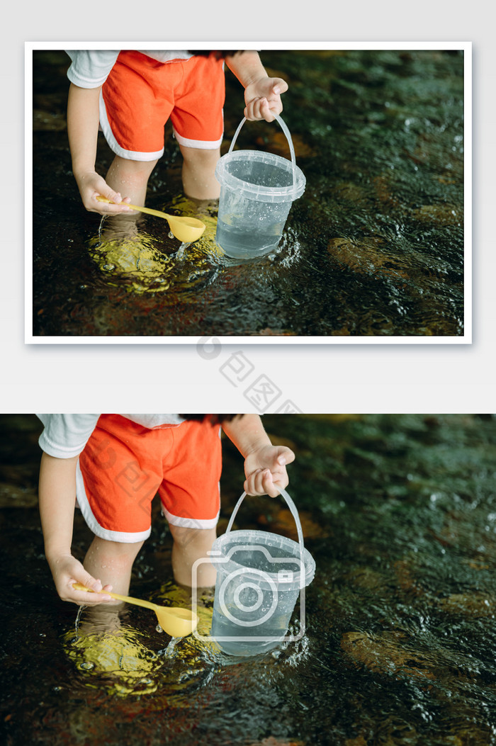 夏天在小溪玩水的孩子图片图片