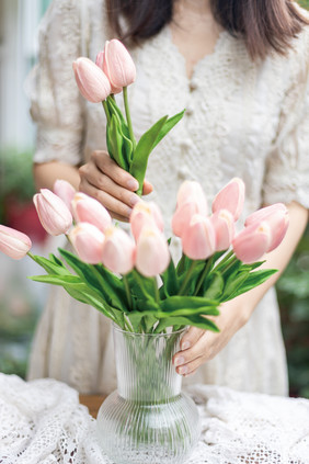 郁金香花朵插花文艺女生