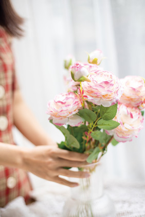 女生在整理花朵插花