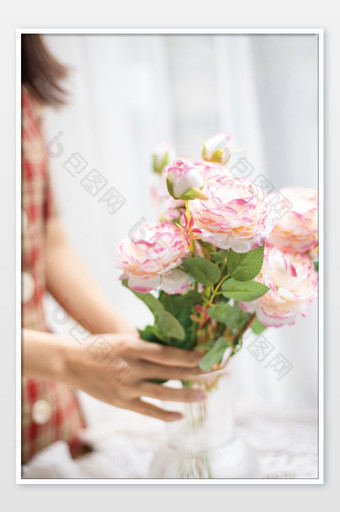 女生在整理花朵插花图片