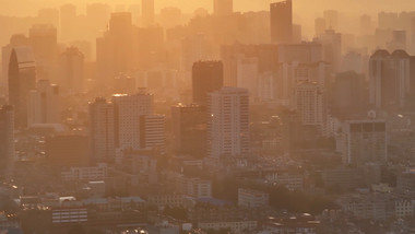 城市震撼太阳照射城市建筑航拍