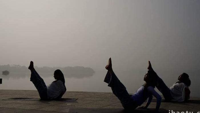 水墨中国风女性户外瑜伽实拍视频