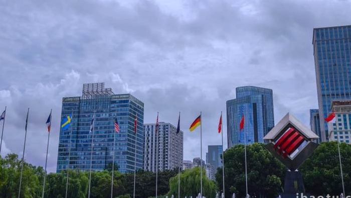 城市天空高楼大厦各国旗帜延时摄影4k