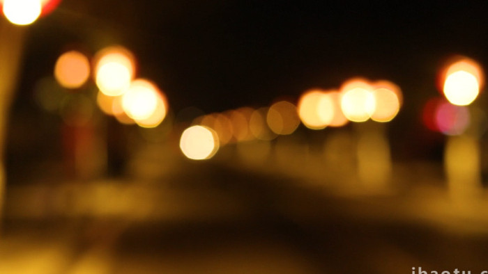 人文意境街道夜晚亮起红灯笼