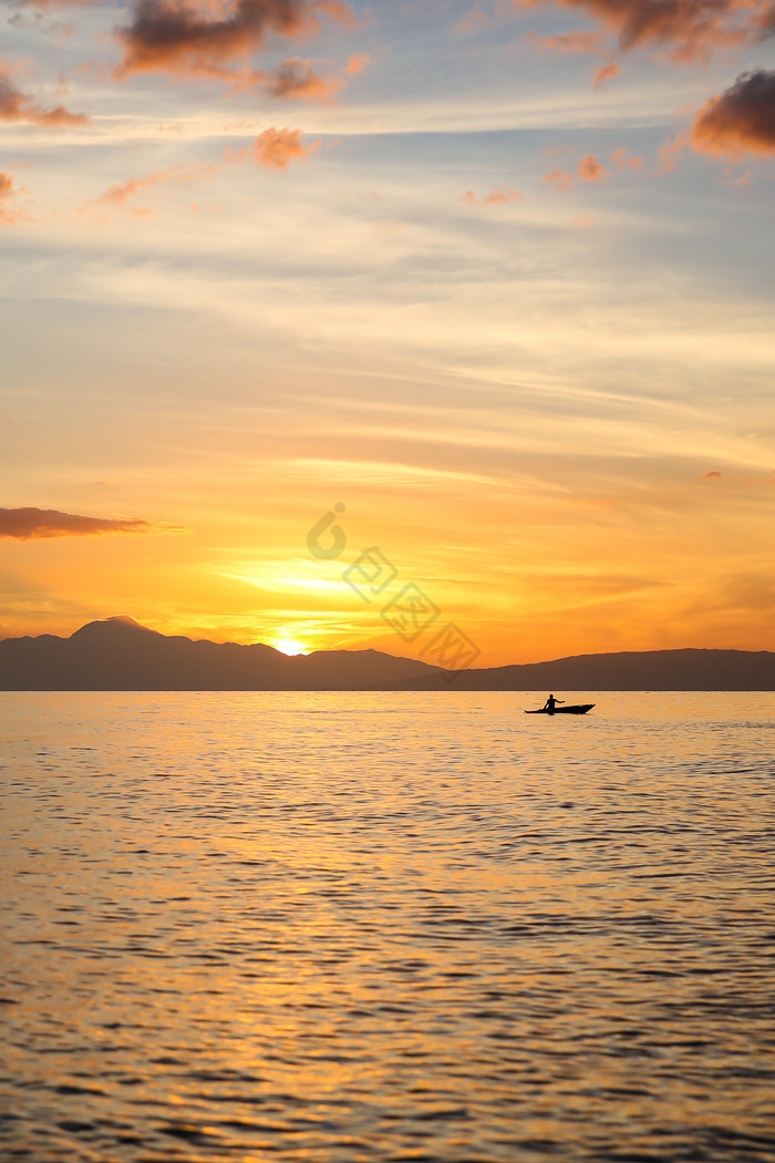 海上美丽的黄昏日落图片