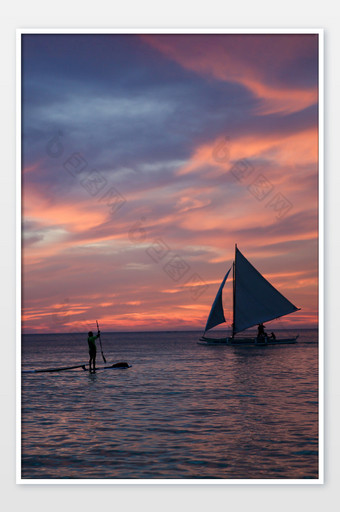 海上日落帆船大海夕阳图片