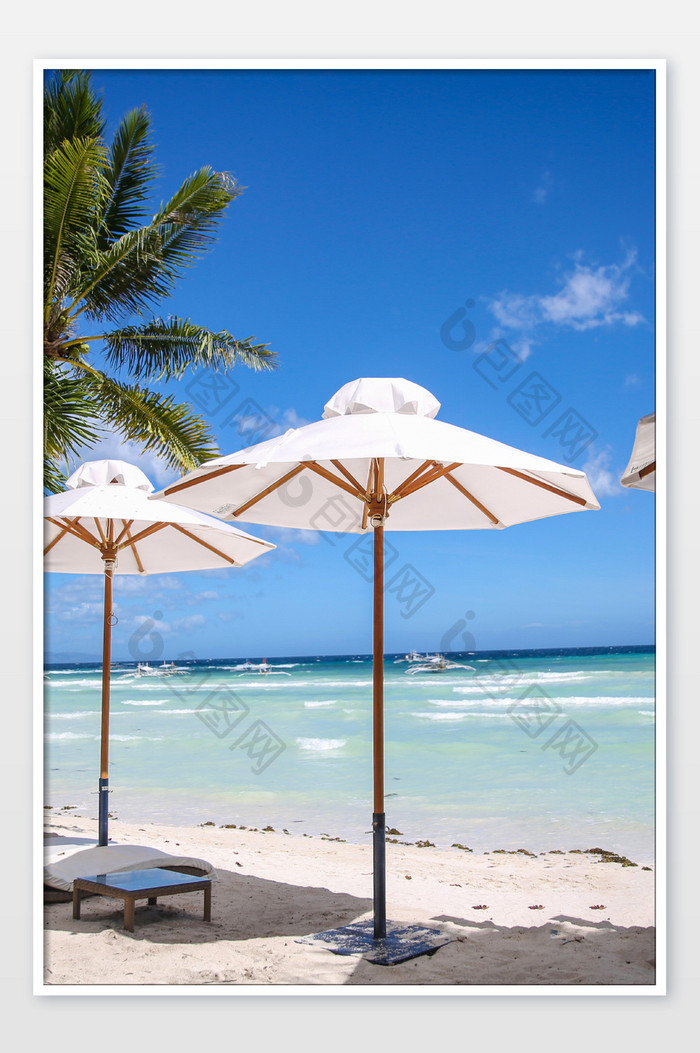 美丽的夏日海边度假太阳伞